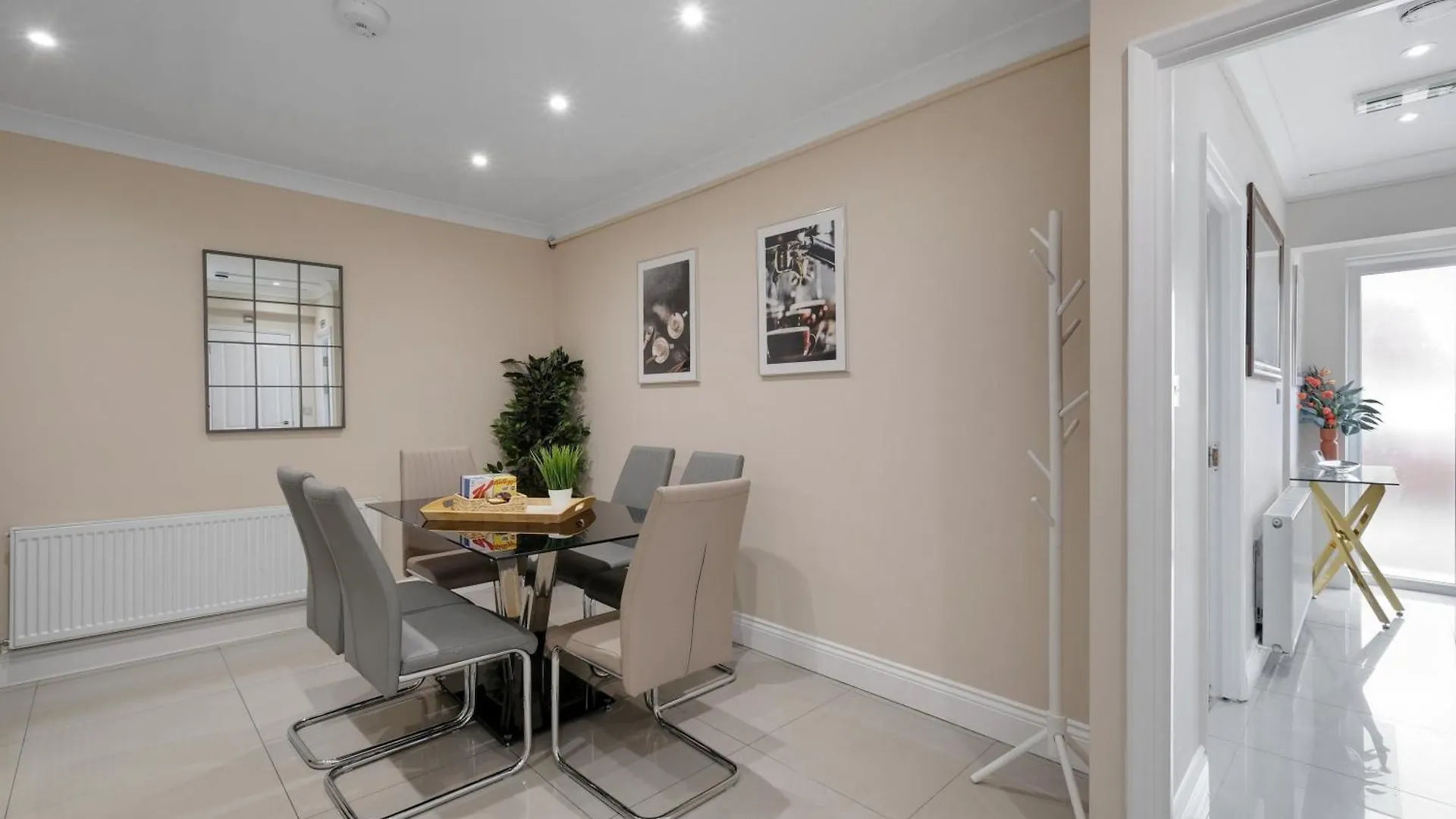 Stylish 4-Bedroom, 2-Bathroom Home In Brightside Avenue Staines-upon-Thames Holiday home