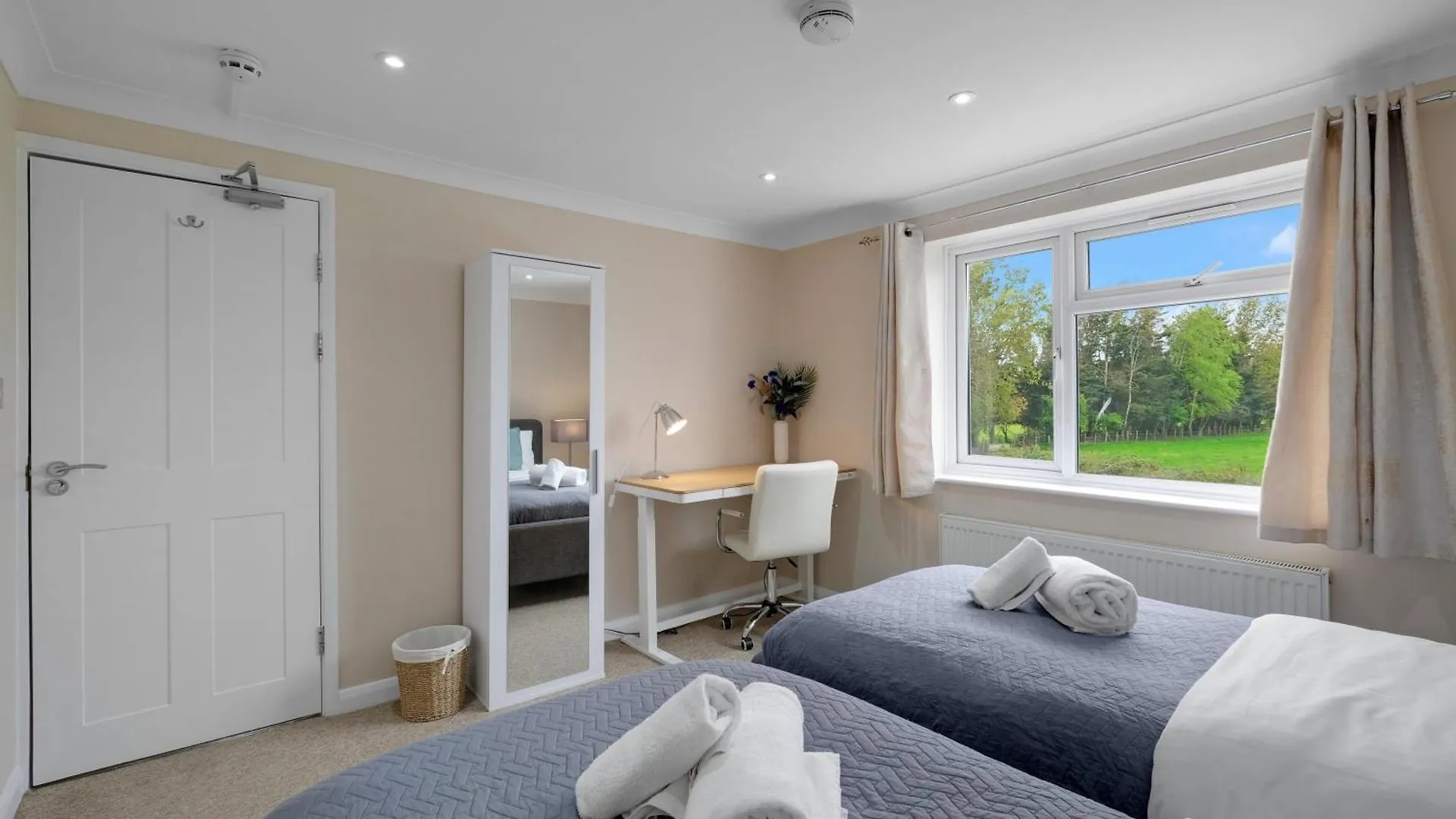 Holiday home Stylish 4-Bedroom, 2-Bathroom Home In Brightside Avenue Staines-upon-Thames United Kingdom