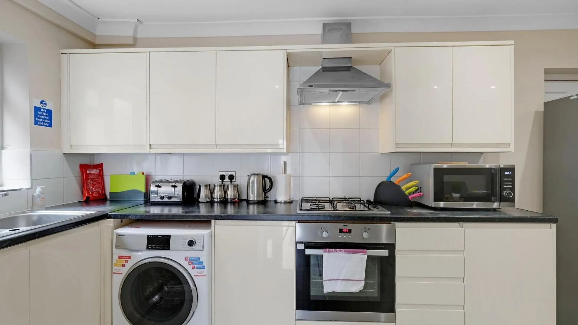 Holiday home Stylish 4-Bedroom, 2-Bathroom Home In Brightside Avenue Staines-upon-Thames