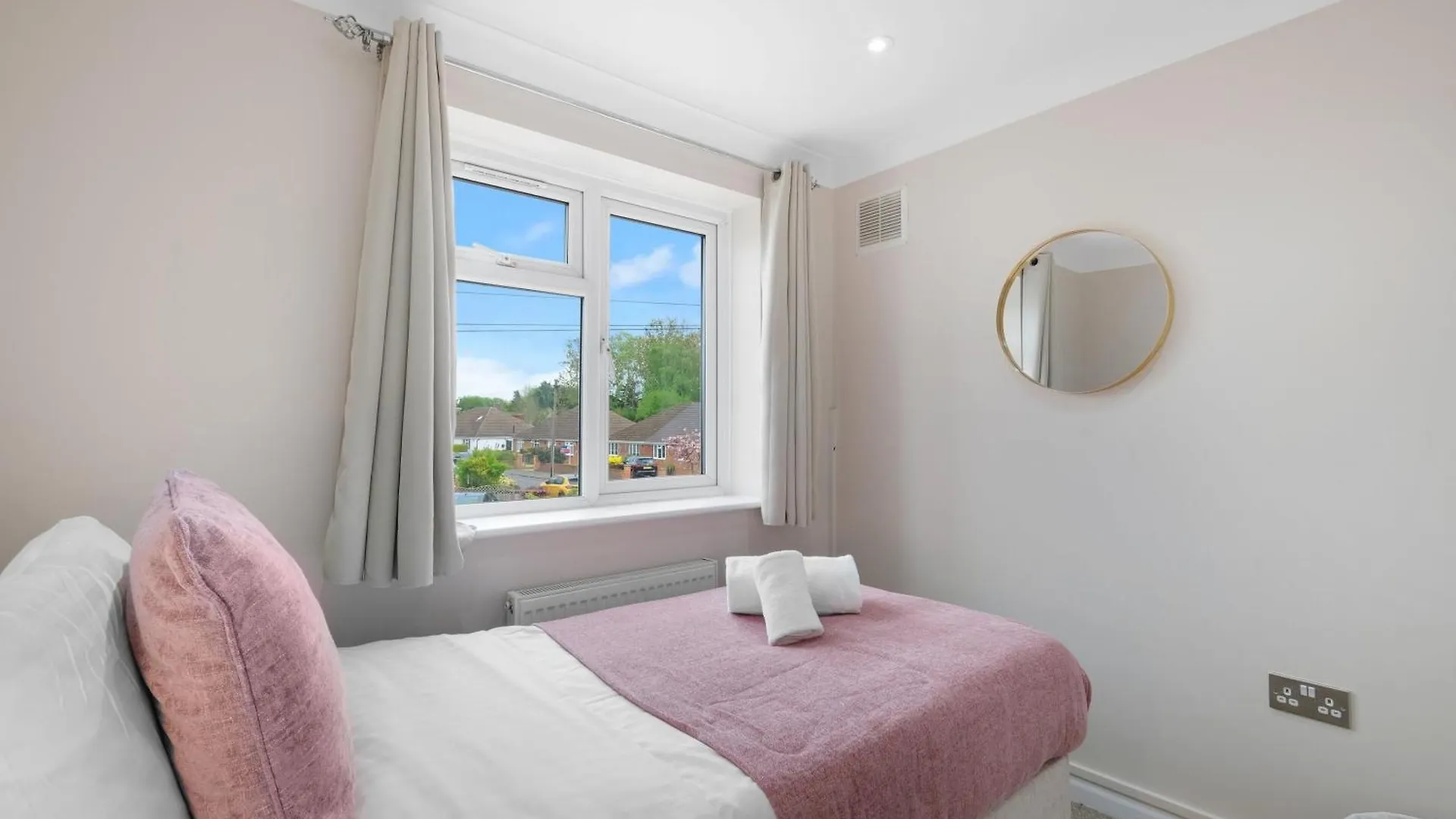 Stylish 4-Bedroom, 2-Bathroom Home In Brightside Avenue Staines-upon-Thames United Kingdom