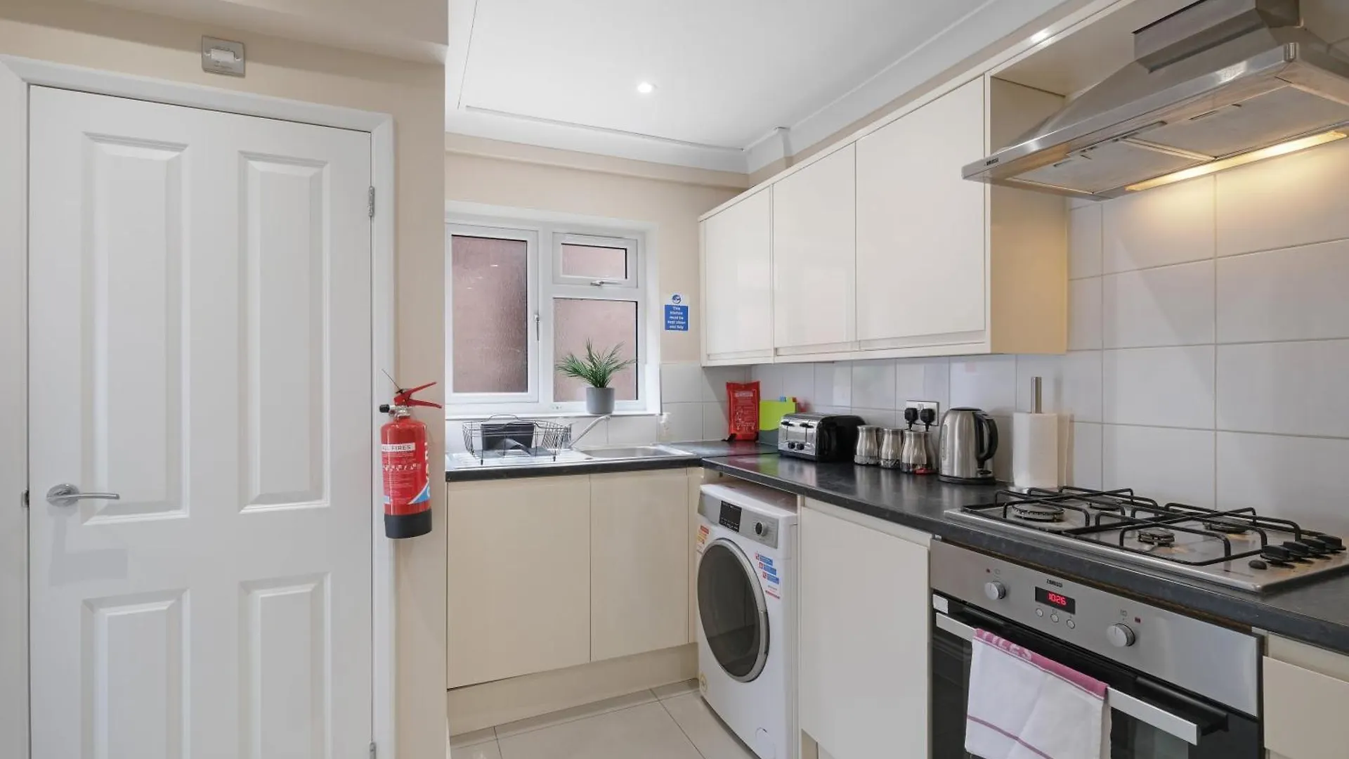 Stylish 4-Bedroom, 2-Bathroom Home In Brightside Avenue Staines-upon-Thames Holiday home