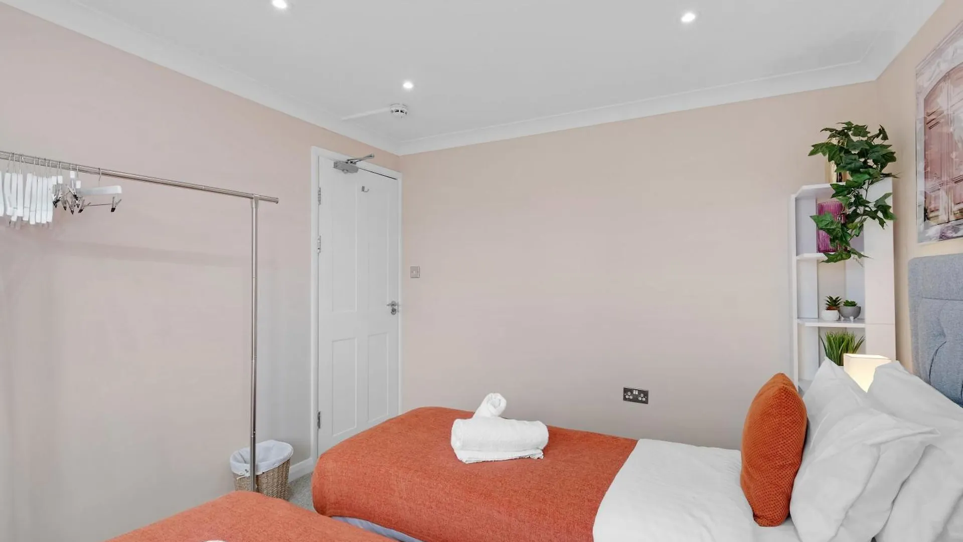 Holiday home Stylish 4-Bedroom, 2-Bathroom Home In Brightside Avenue Staines-upon-Thames United Kingdom