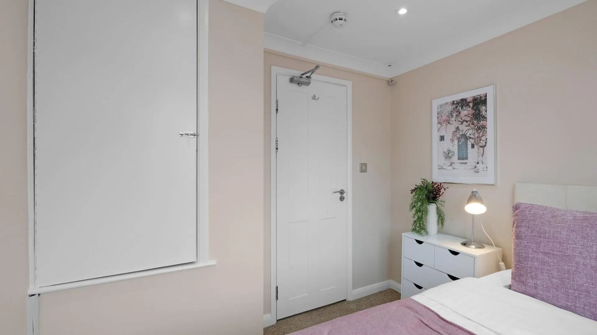 Stylish 4-Bedroom, 2-Bathroom Home In Brightside Avenue Staines-upon-Thames
