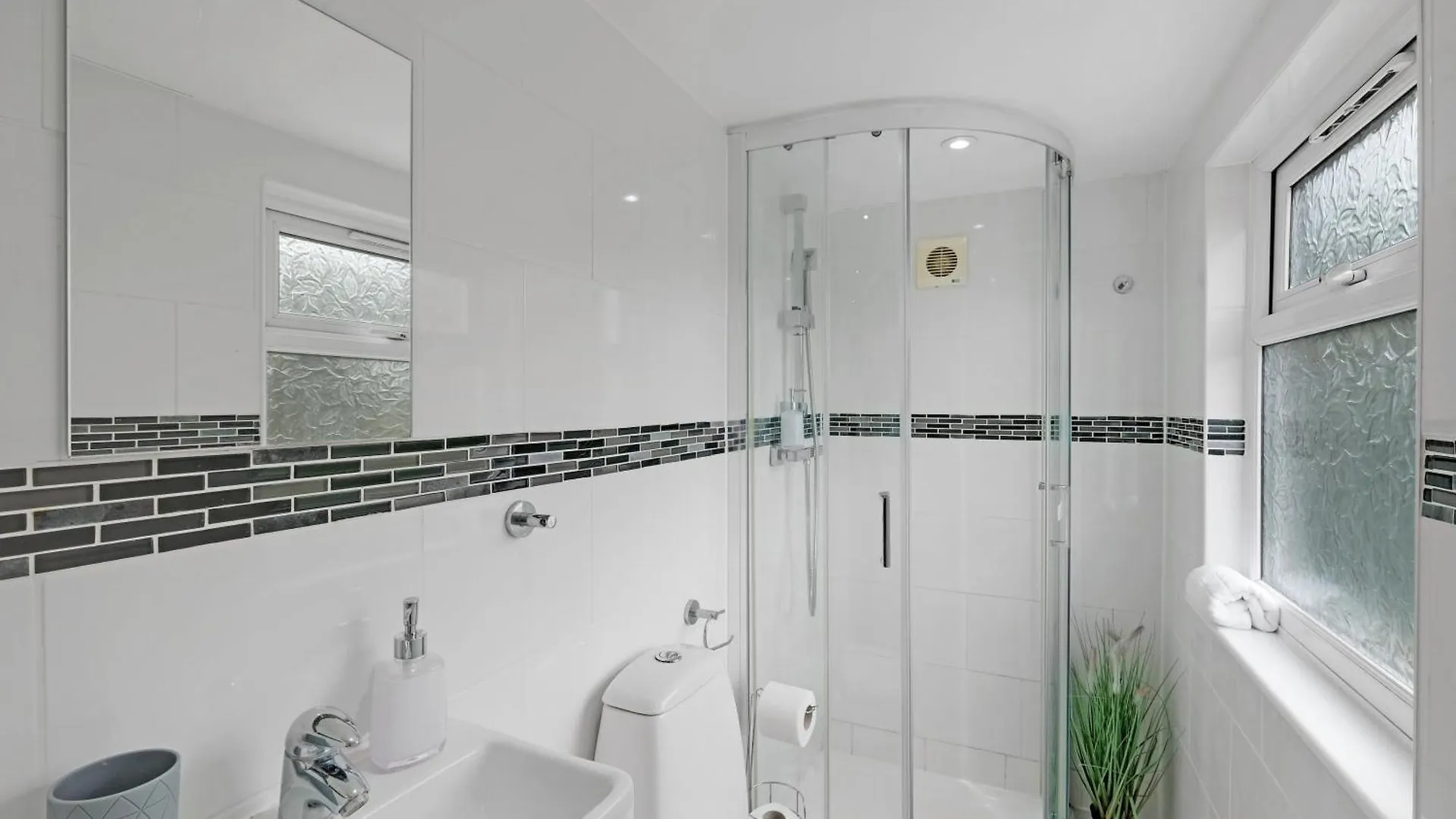 Stylish 4-Bedroom, 2-Bathroom Home In Brightside Avenue Staines-upon-Thames