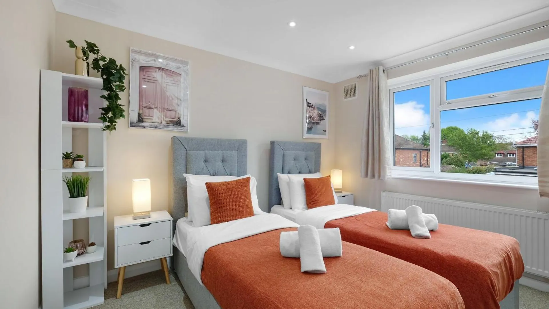 Stylish 4-Bedroom, 2-Bathroom Home In Brightside Avenue Staines-upon-Thames Holiday home