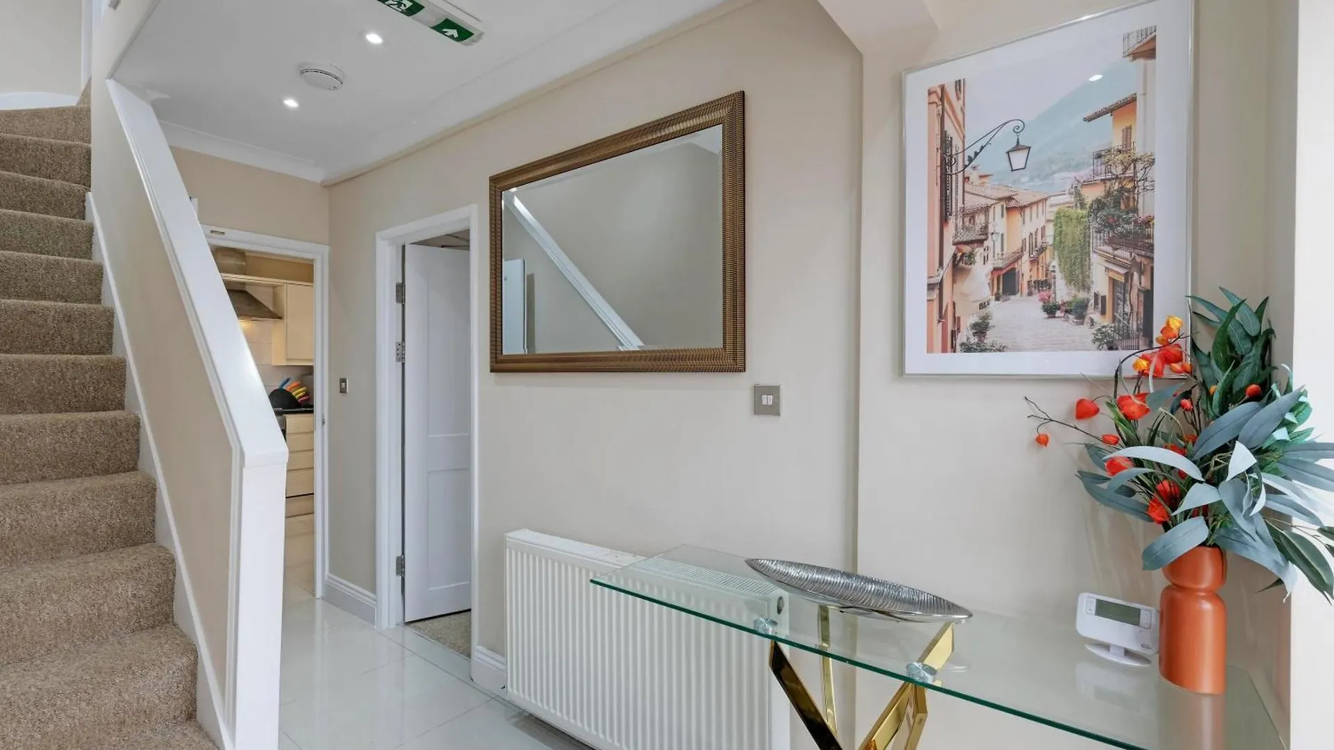 Stylish 4-Bedroom, 2-Bathroom Home In Brightside Avenue Staines-upon-Thames 0*,