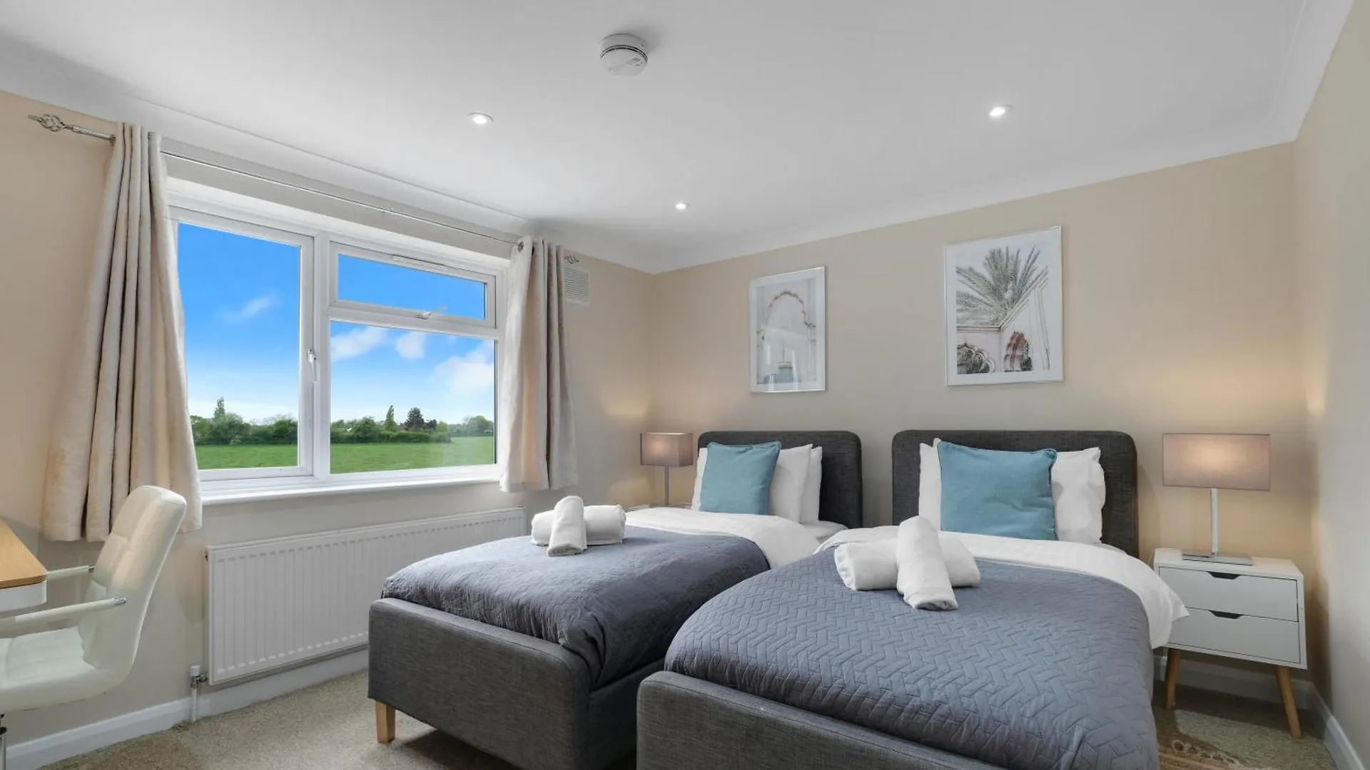 Holiday home Stylish 4-Bedroom, 2-Bathroom Home In Brightside Avenue Staines-upon-Thames United Kingdom