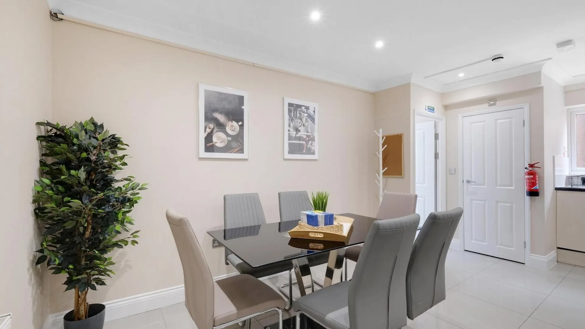 Stylish 4-Bedroom, 2-Bathroom Home In Brightside Avenue Staines-upon-Thames 0*,