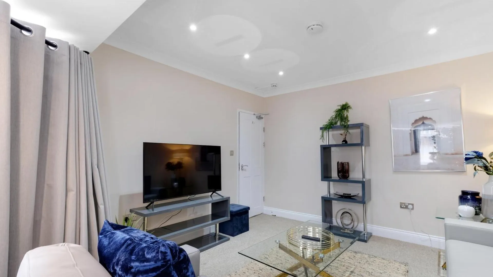 Stylish 4-Bedroom, 2-Bathroom Home In Brightside Avenue Staines-upon-Thames Holiday home