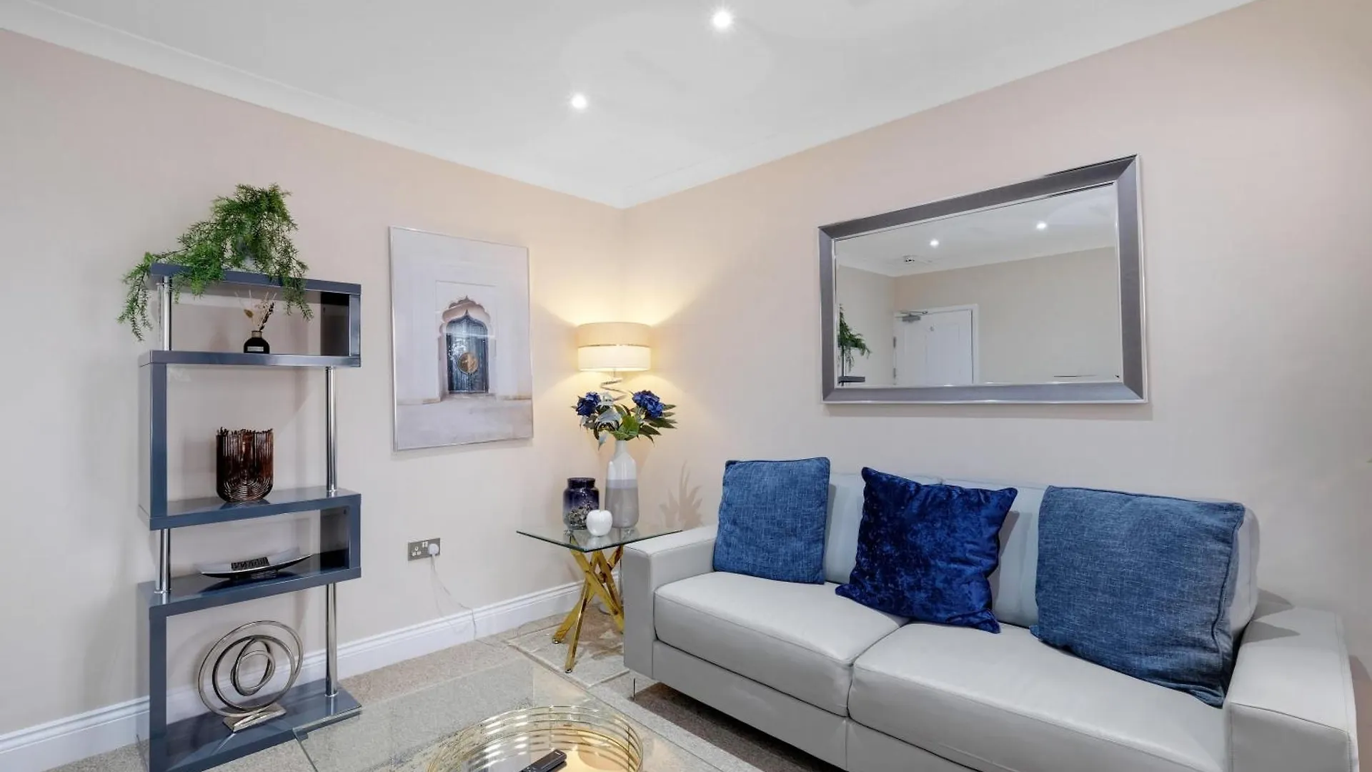 Stylish 4-Bedroom, 2-Bathroom Home In Brightside Avenue Staines-upon-Thames Holiday home