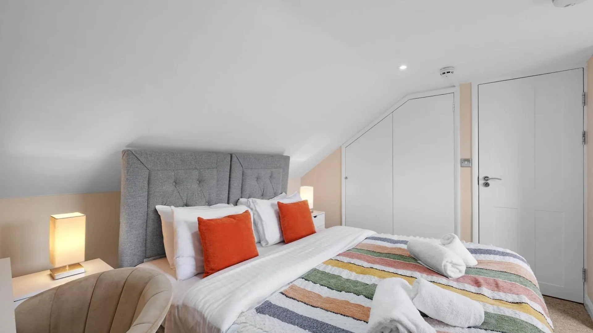 Stylish 4-Bedroom, 2-Bathroom Home In Brightside Avenue Staines-upon-Thames 0*,  United Kingdom