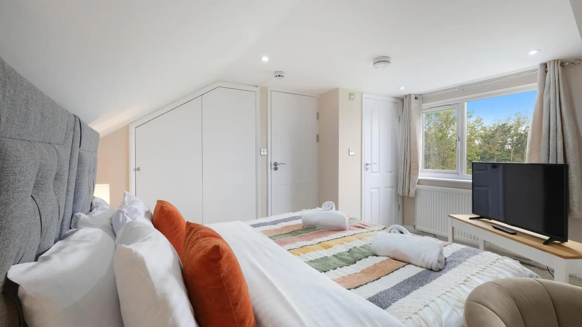 Stylish 4-Bedroom, 2-Bathroom Home In Brightside Avenue Staines-upon-Thames United Kingdom