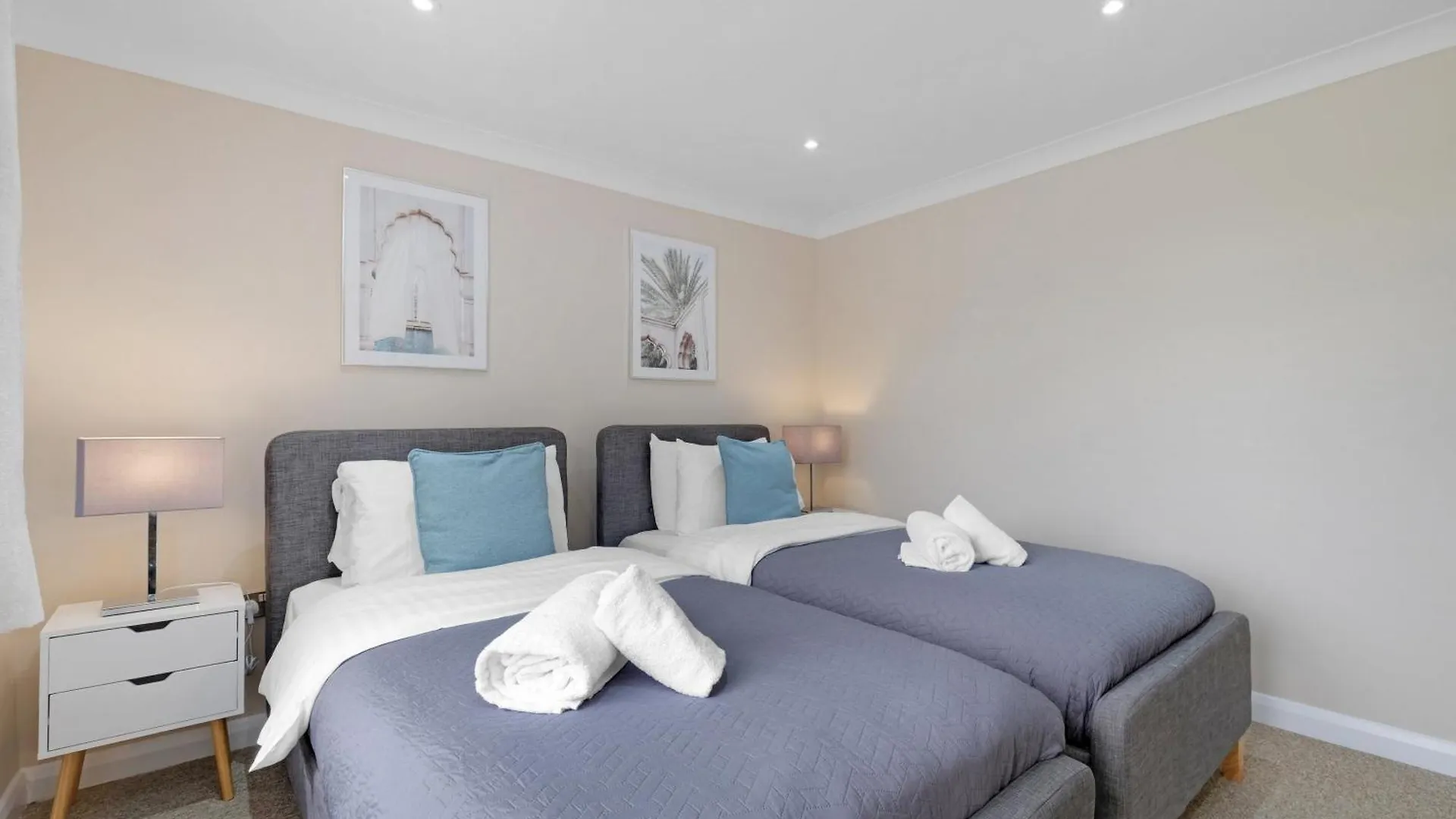 Holiday home Stylish 4-Bedroom, 2-Bathroom Home In Brightside Avenue Staines-upon-Thames