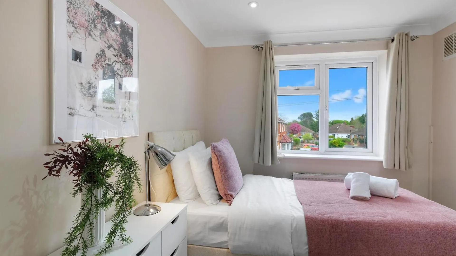 Stylish 4-Bedroom, 2-Bathroom Home In Brightside Avenue Staines-upon-Thames