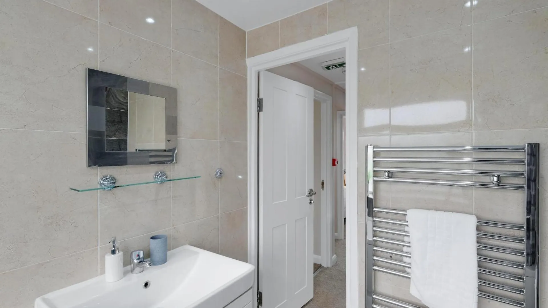 Stylish 4-Bedroom, 2-Bathroom Home In Brightside Avenue Staines-upon-Thames