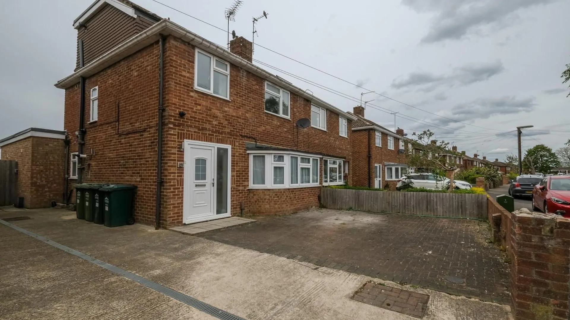 Stylish 4-Bedroom, 2-Bathroom Home In Brightside Avenue Staines-upon-Thames 0*,  United Kingdom
