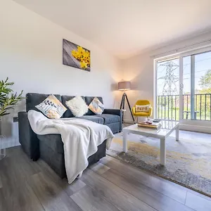 Ash View Place 4 -heathrow - Thorpe Park - Free Parking Staines-upon-Thames