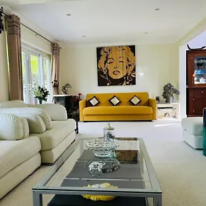 Serene Spacious Staines-upon-Thames