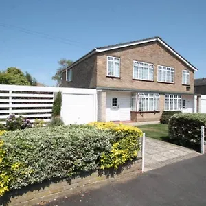 Nicely Decorated 3 Bedroom House Near Heathrow, London Staines-upon-Thames